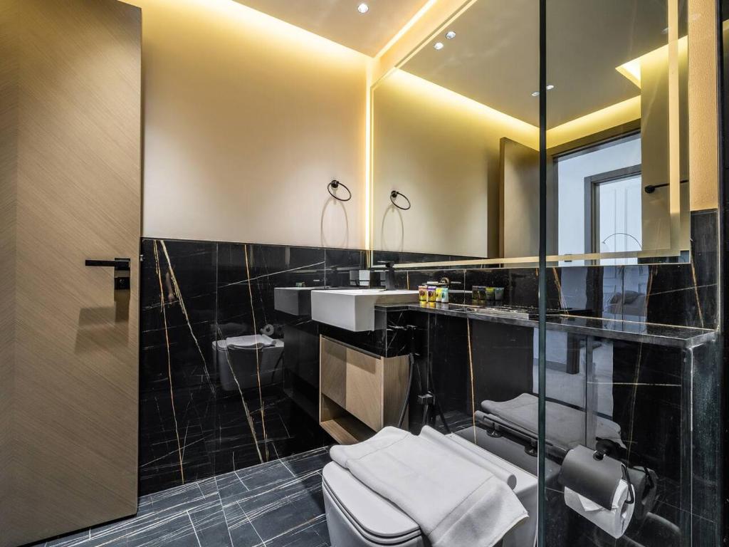Koupelna v ubytování Jaw-Dropping Canal Views From This Stylish Condo