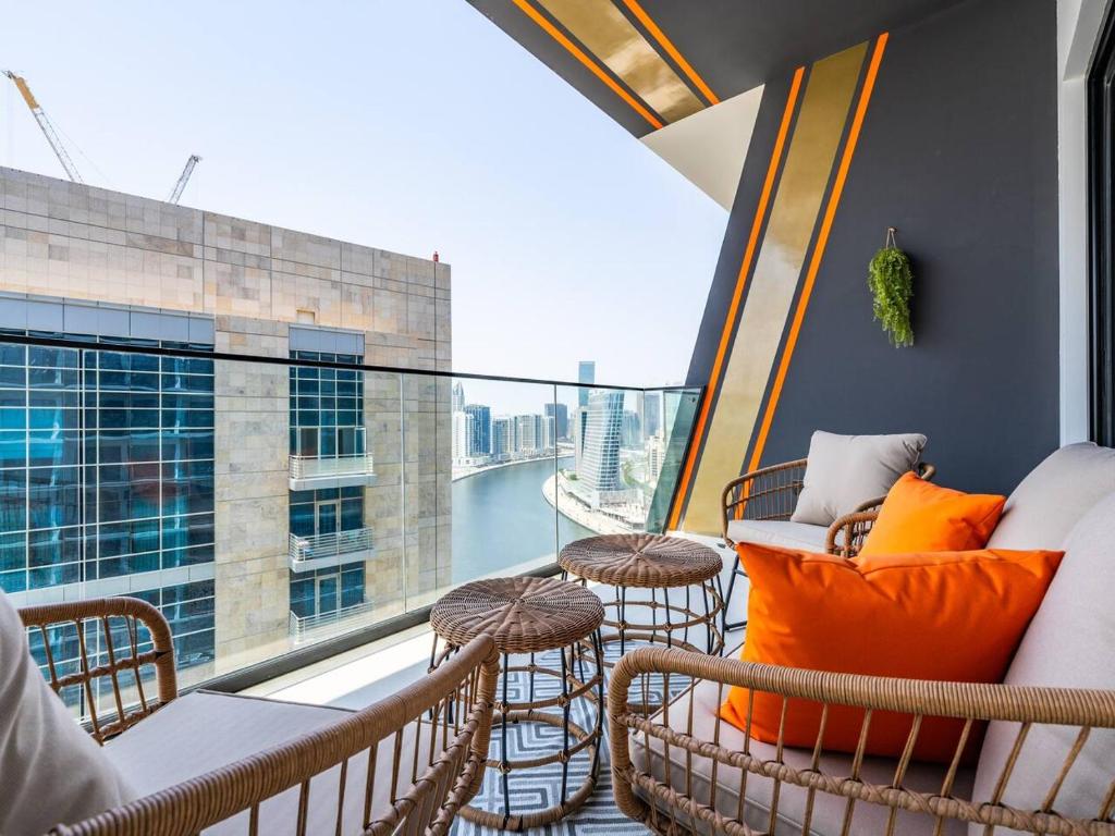 Posezení v ubytování Jaw-Dropping Canal Views From This Stylish Condo