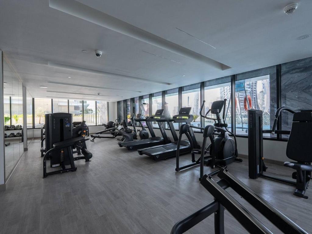 Fitness centrum a/nebo fitness zařízení v ubytování Jaw-Dropping Canal Views From This Stylish Condo