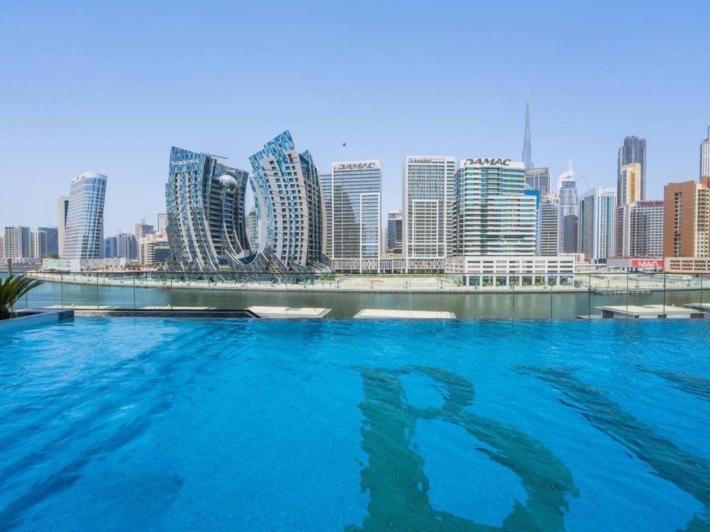 Nespecifikovaný výhled na destinaci Dubaj nebo výhled na město při pohledu z apartmánu