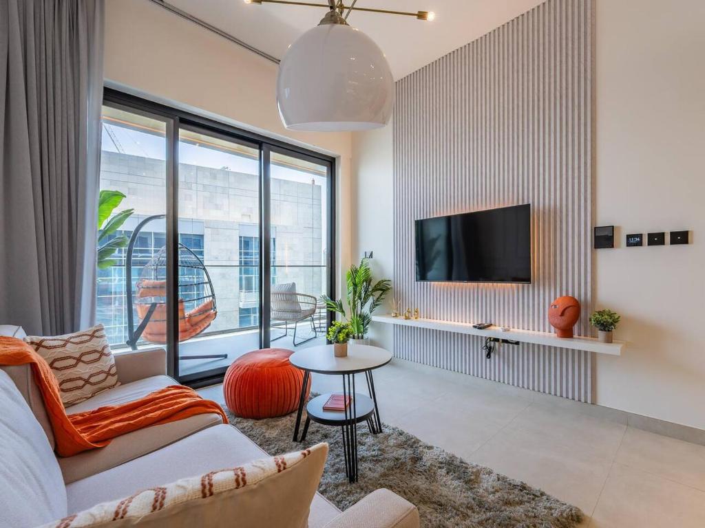 TV a/nebo společenská místnost v ubytování Jaw-Dropping Canal Views From This Stylish Condo