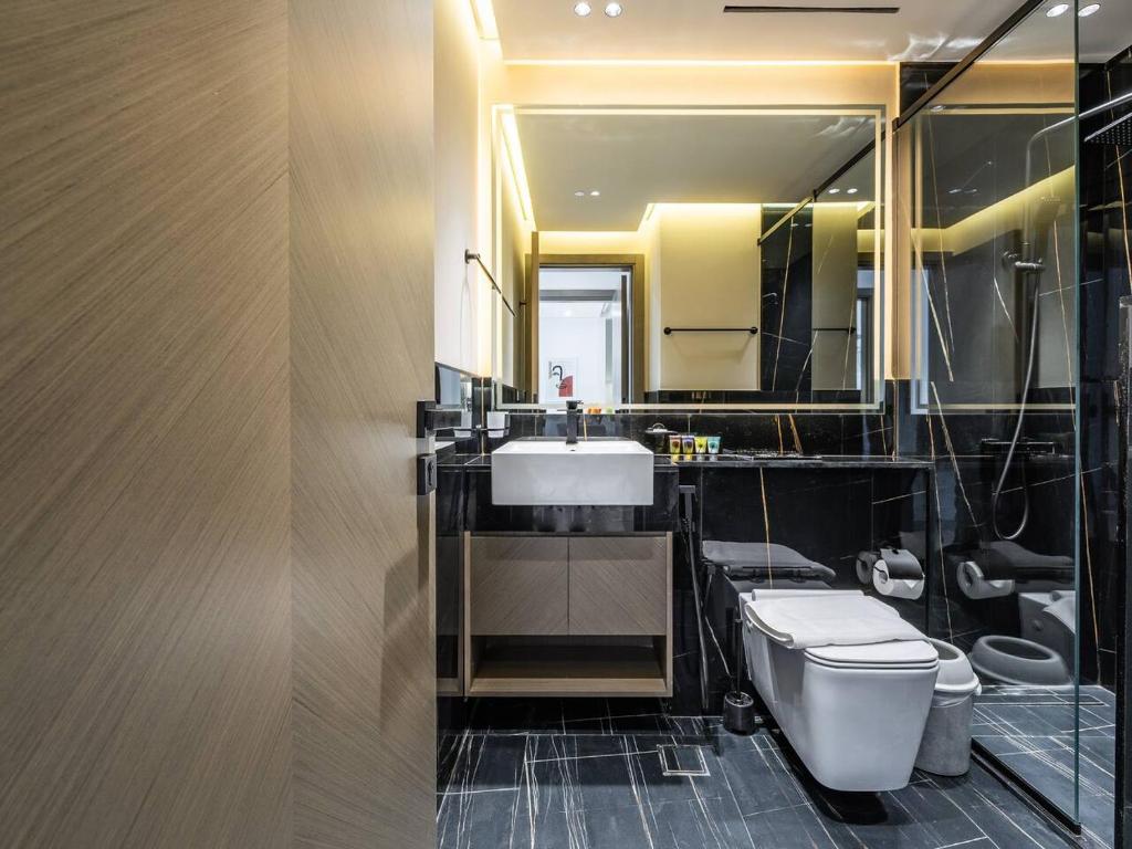 Koupelna v ubytování Jaw-Dropping Canal Views From This Stylish Condo