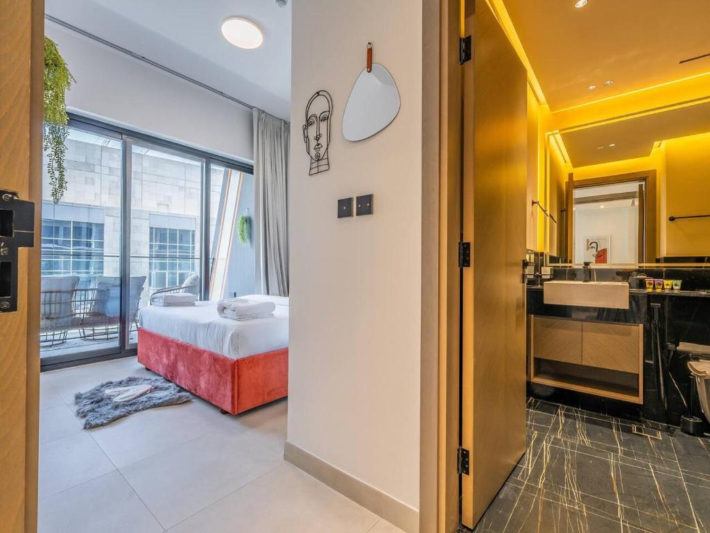 Postel nebo postele na pokoji v ubytování Jaw-Dropping Canal Views From This Stylish Condo