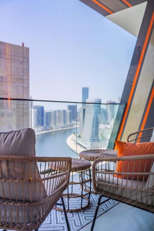 Posezení v ubytování Jaw-Dropping Canal Views From This Stylish Condo