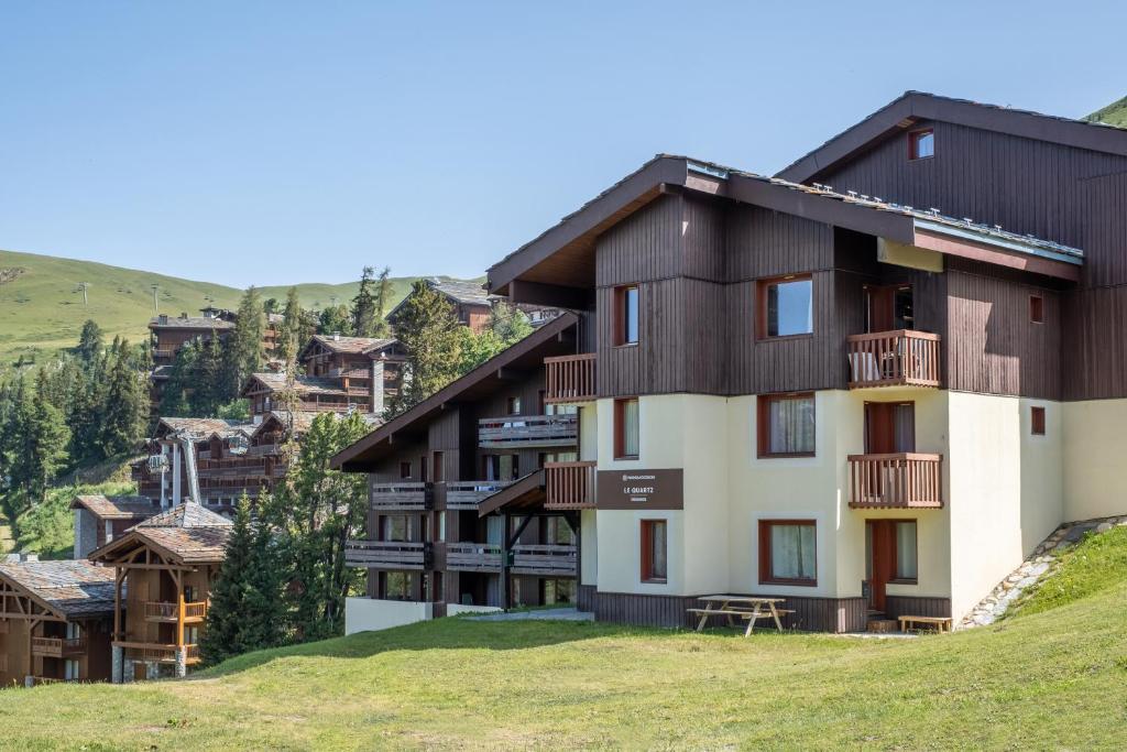 un edificio al lado de una colina en Résidence Pierre & Vacances Le Quartz en Belle Plagne