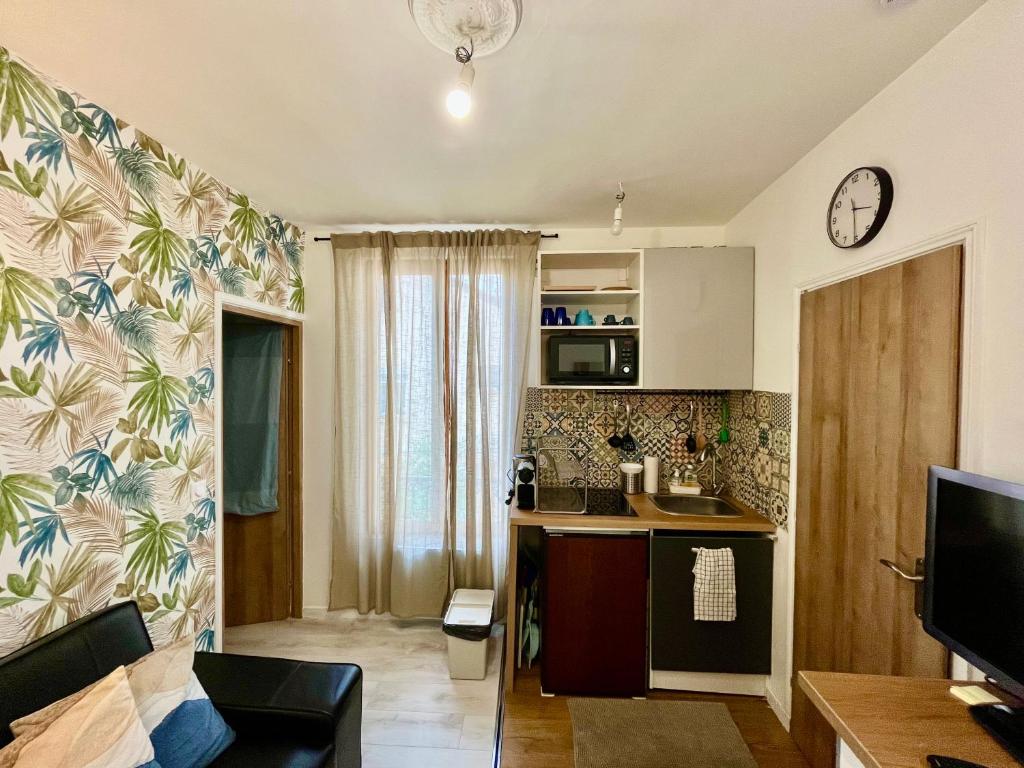 Il comprend une cuisine et un salon avec une petite cuisine. dans l'établissement Paris Ivry, à Ivry-sur-Seine