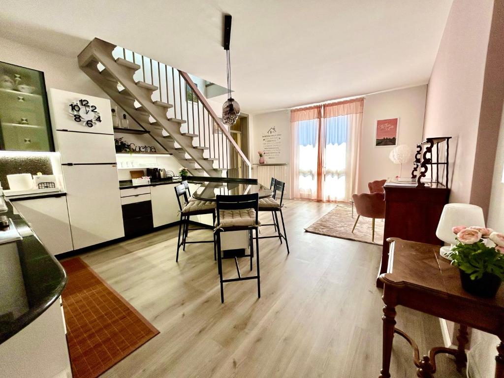 ein Wohnzimmer mit einem Esstisch und einer Küche in der Unterkunft D-Place Apartment Piazza Duomo Crema in Crema