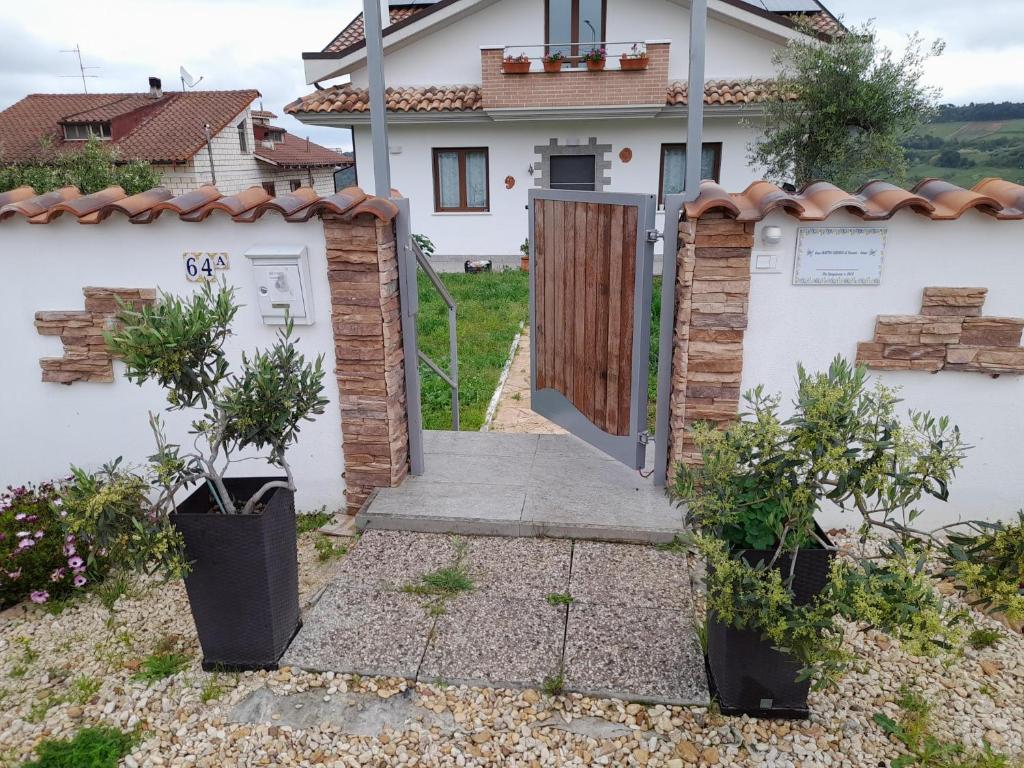 brama do domu z drewnianymi drzwiami w obiekcie villa Mastro Oleario 5 dal mare 30 dai monti w mieście Torrevecchia Teatina