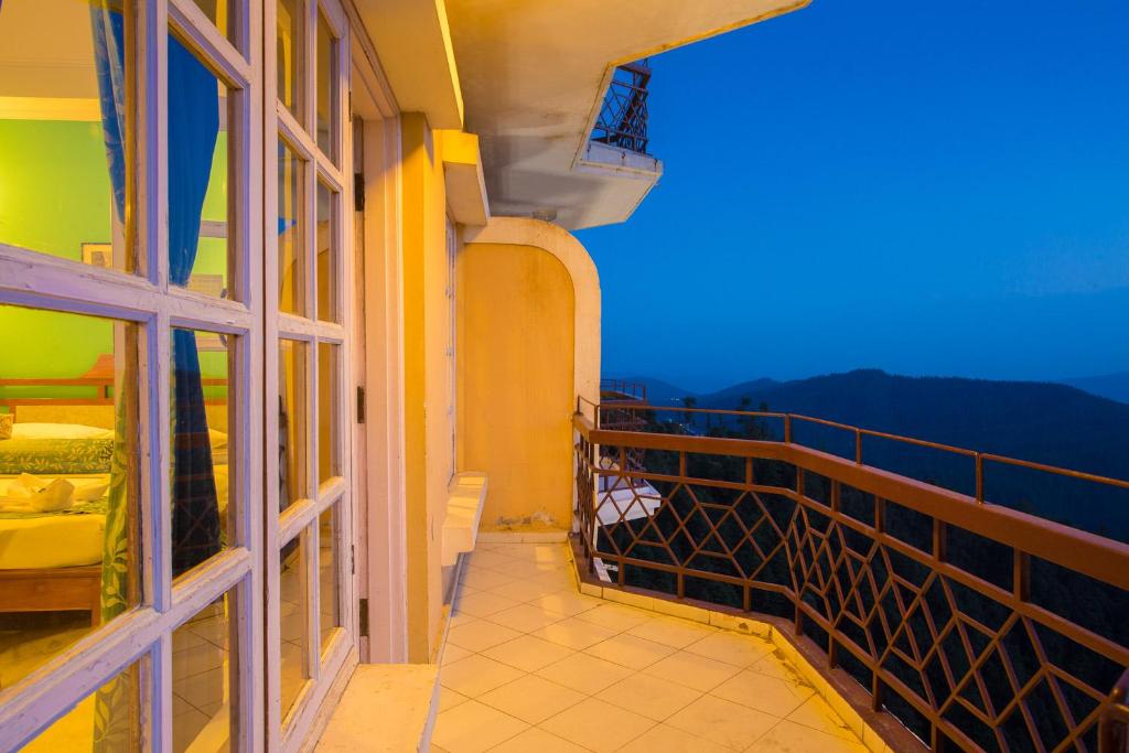 Balkón nebo terasa v ubytování Toshali Royal View ,S H I M L A