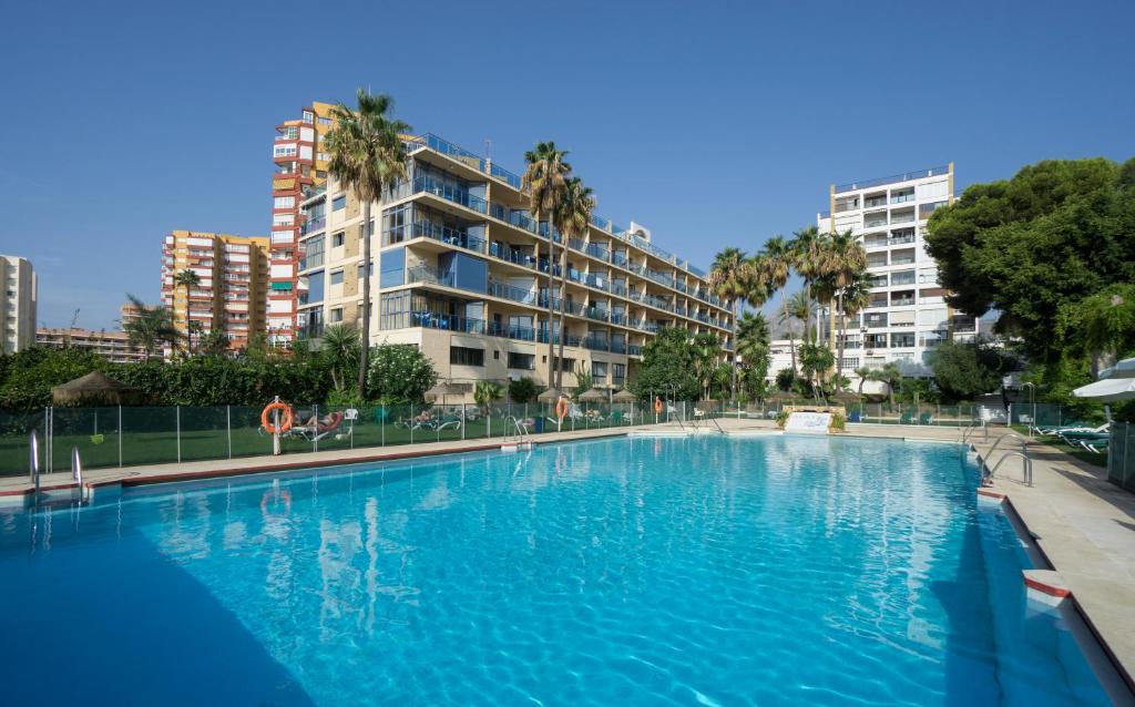 una gran piscina frente a un edificio en Apartamentos MS Pepita, en Benalmádena