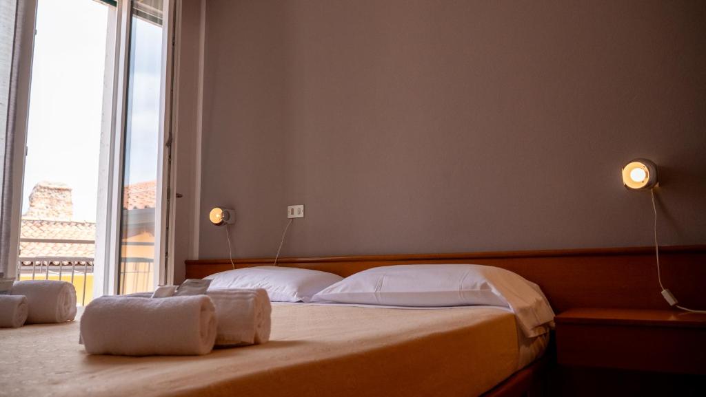 Postel nebo postele na pokoji v ubytování Albergo Tecla
