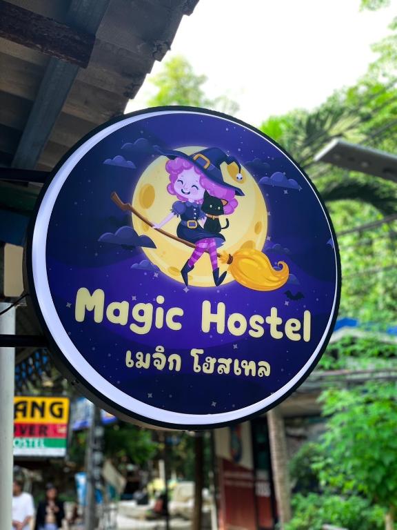 Um certificado, prémio, placa ou documento mostrado em Magic Hostel