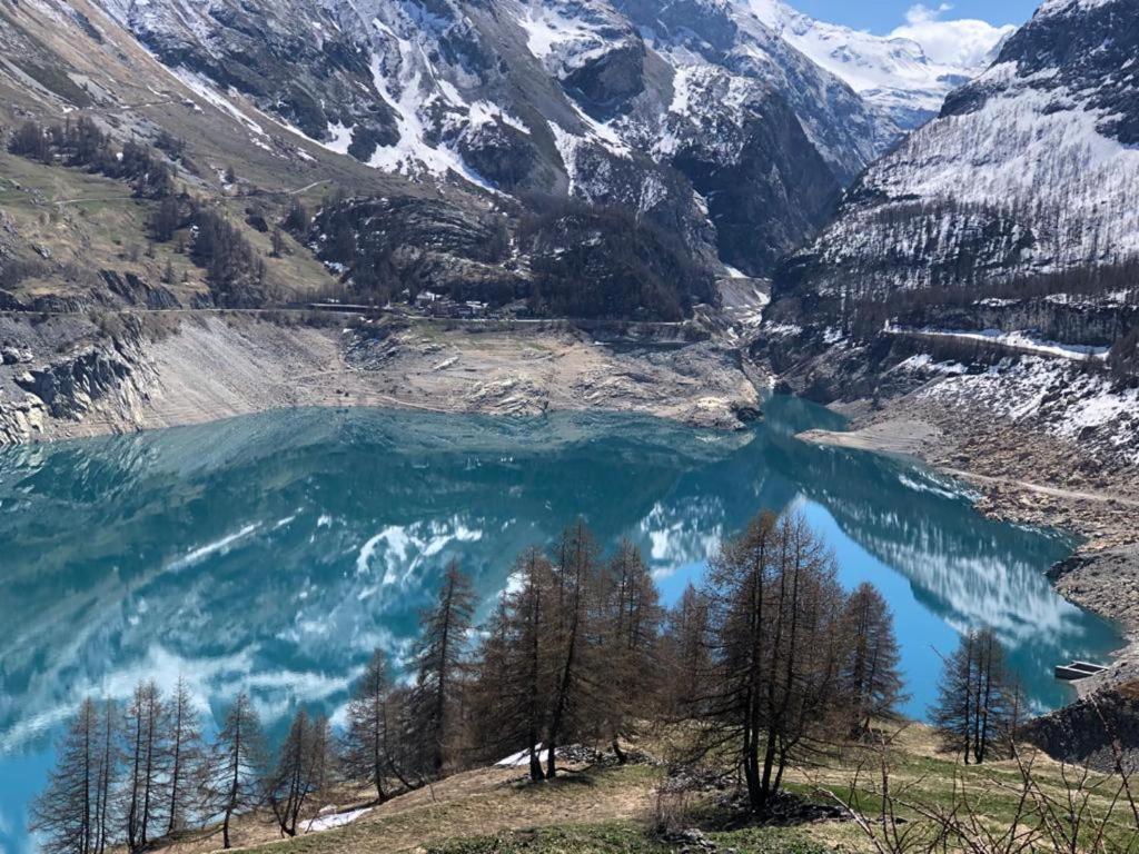 un lac au milieu d'une montagne dans l'établissement Chalet mountain and dog friendly hot tub, à Bourg-Saint-Maurice
