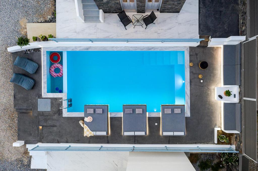 Bazén v ubytování BlackStone Luxury Suites nebo v jeho okolí