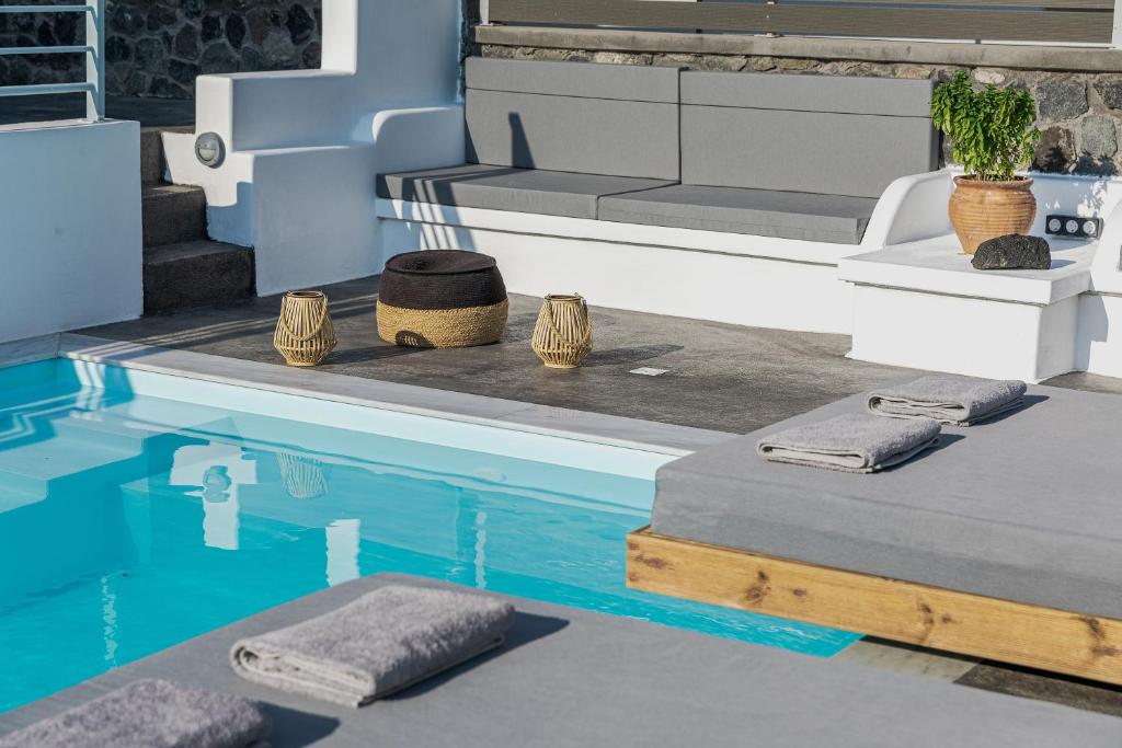 Bazén v ubytování BlackStone Luxury Suites nebo v jeho okolí