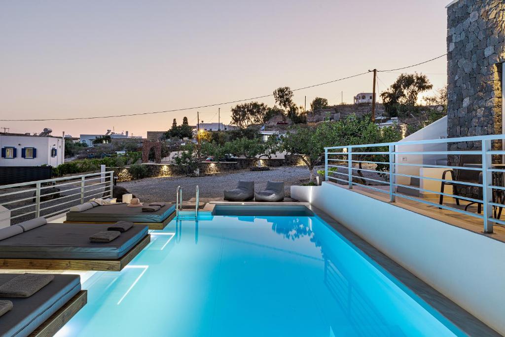 Bazén v ubytování BlackStone Luxury Suites nebo v jeho okolí