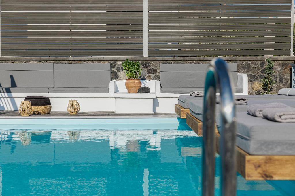 Bazén v ubytování BlackStone Luxury Suites nebo v jeho okolí