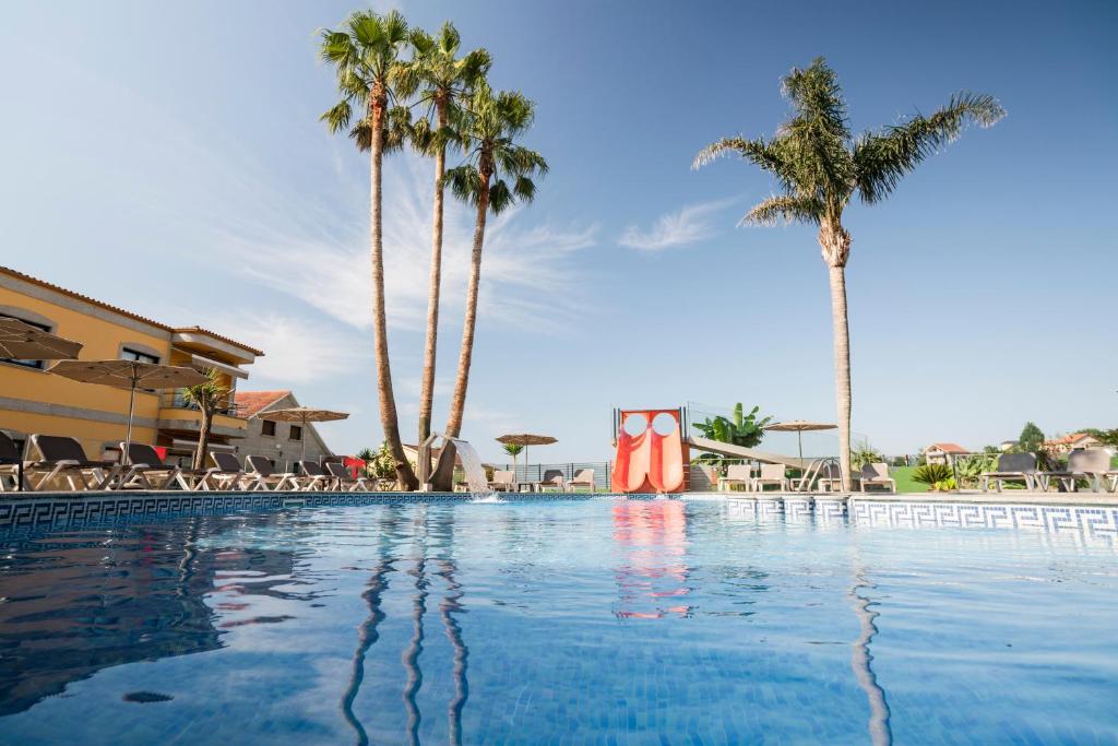 Bazén v ubytování Apartamentos Atlántico Resort nebo v jeho okolí