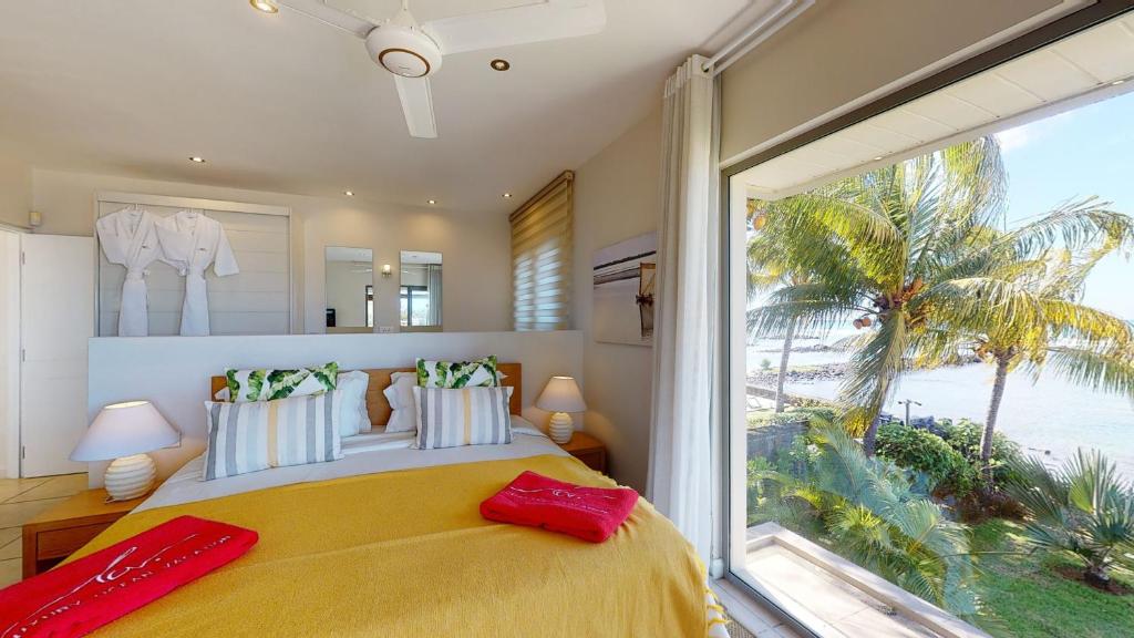 Postel nebo postele na pokoji v ubytování Bon Azur Beachfront Suites & Penthouses with LOV