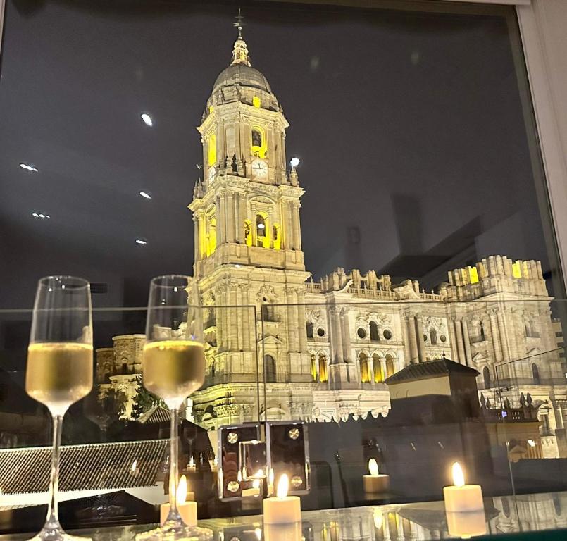 uma vista para um edifício com copos de vinho em Cathedral Premium Suite Front View By AlohaMálaga em Málaga