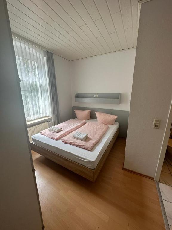 Łóżko lub łóżka w pokoju w obiekcie Pension Sonnenschein