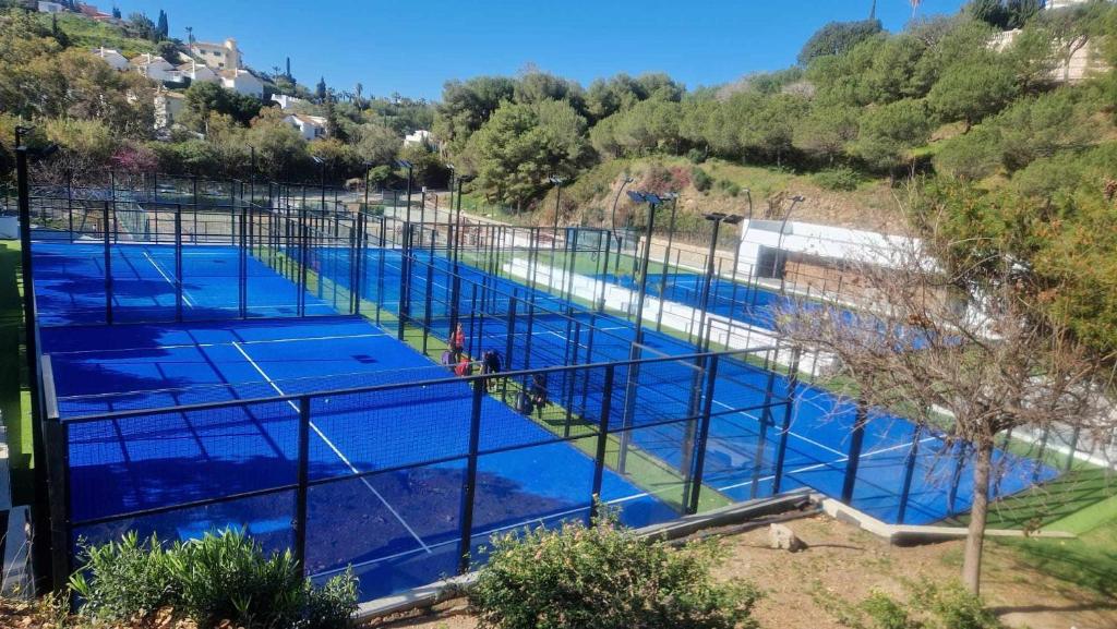 Tenis alebo squash v ubytovaní Apartamento 2 en chalet con vista abierta al mar alebo jeho okolí