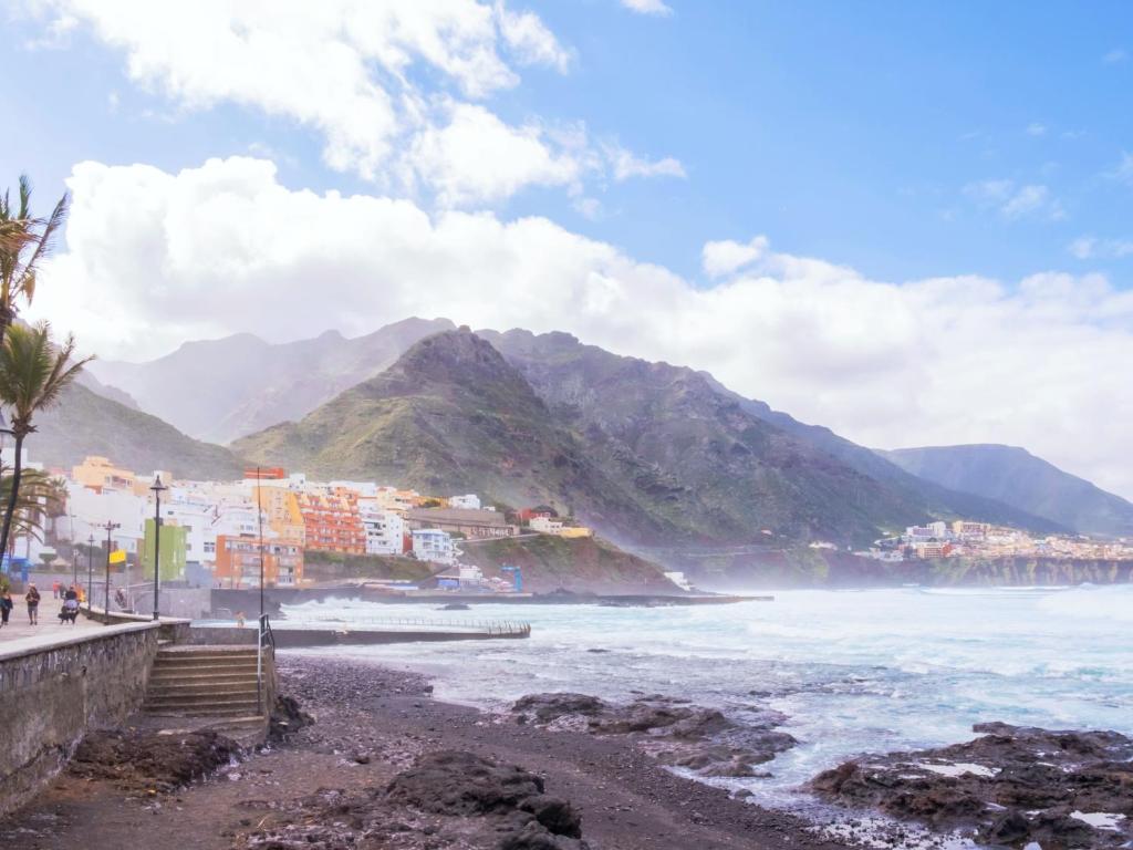 Blick auf den Strand mit einem Berg in der Unterkunft Live Punta Columbus Pool & Beach Front in Punta del Hidalgo