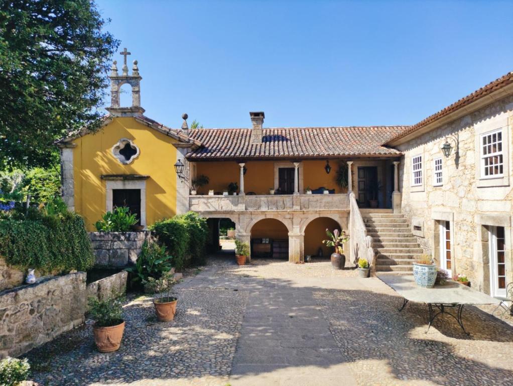 FontouraにあるQUINTA DE SANTO ANTONIOの大黄色の家