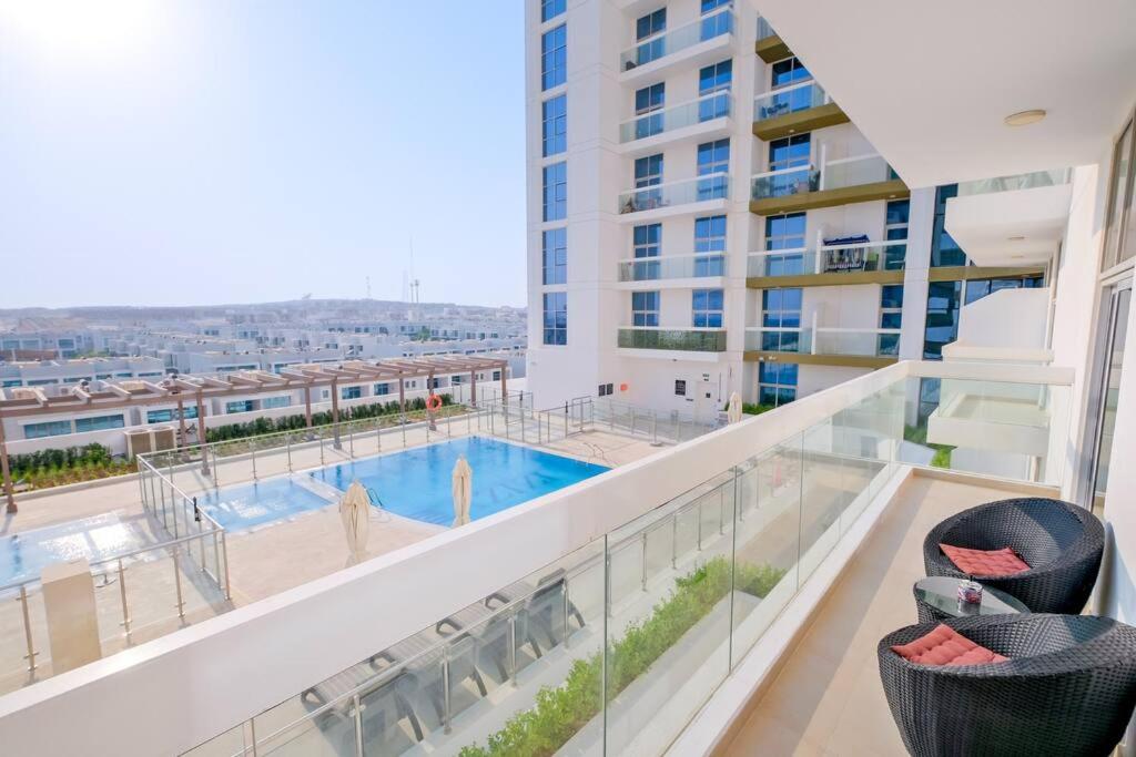 Fotografie z fotogalerie ubytování Elegant & Chic 1BR Apt w/ Full swimming pool View v Dubaji