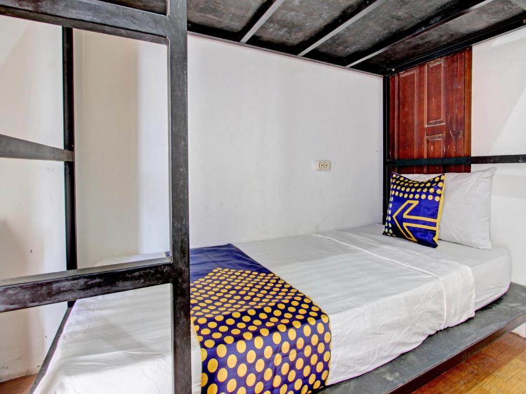 - une chambre avec des lits superposés dans l'établissement SPOT ON 92850 Cindelaras B&b Bunk Bed, à Piyungan