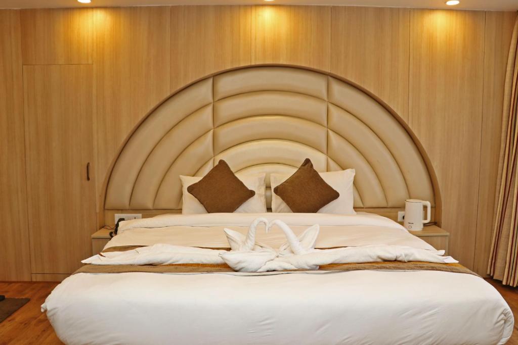 een groot bed met een groot hoofdeinde in een kamer bij Hotel Airport Gurkha in Kathmandu