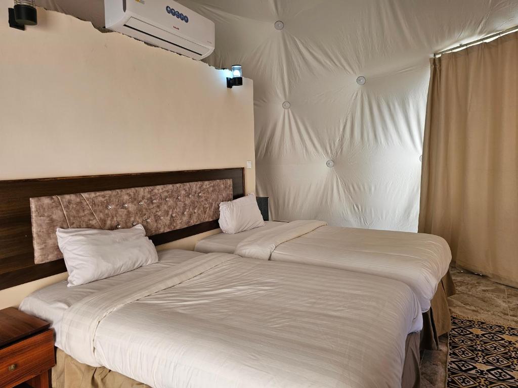 Postel nebo postele na pokoji v ubytování Sun Luxury Rum Camp