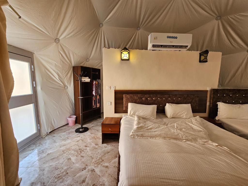 Postel nebo postele na pokoji v ubytování Sun Luxury Rum Camp