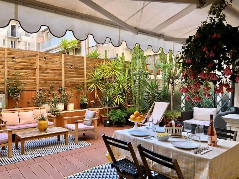 un patio avec une table, des chaises et des plantes dans l'établissement Large magnificent terrace (40 sq.m), à Nice