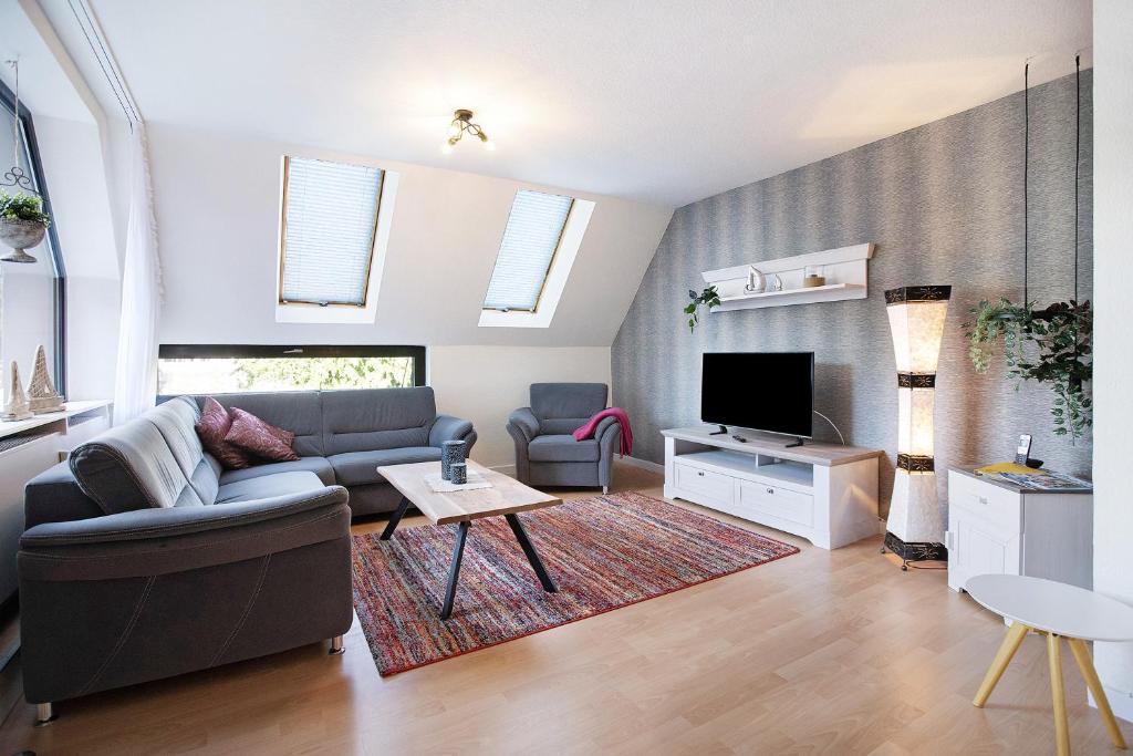 un soggiorno con un divano e una TV di Ferienwohnung Maja am Yachthafen a Bad Zwischenahn