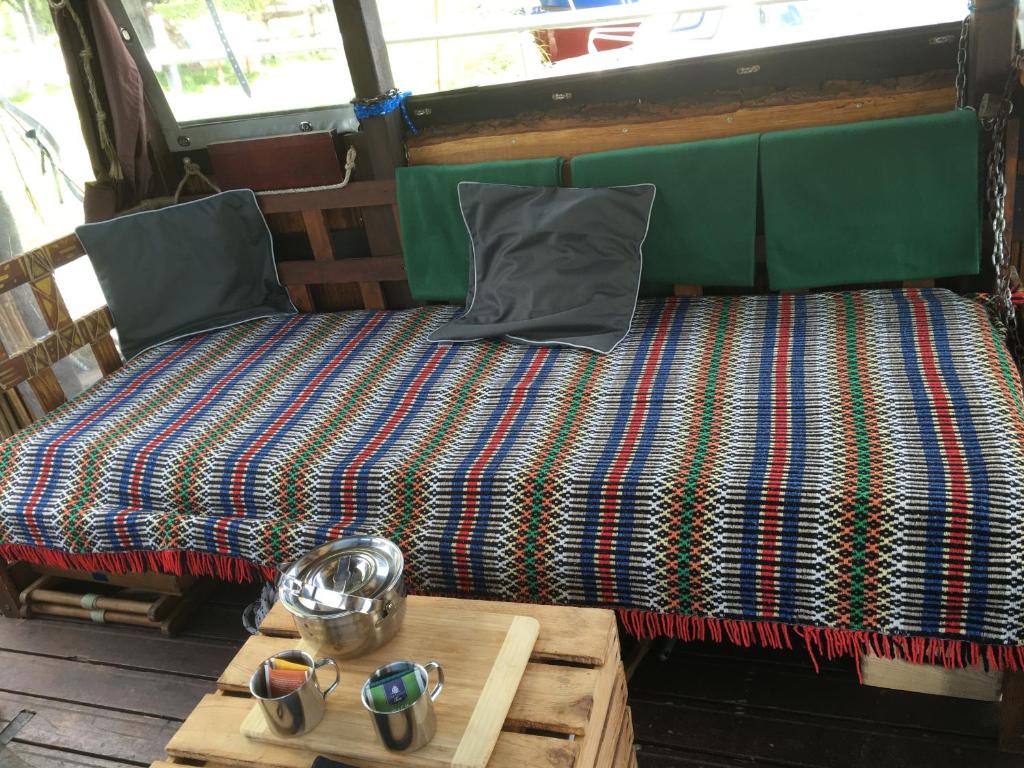 Una cama en una habitación con una mesa al lado en Das Floß - Biberspur en Brandenburg