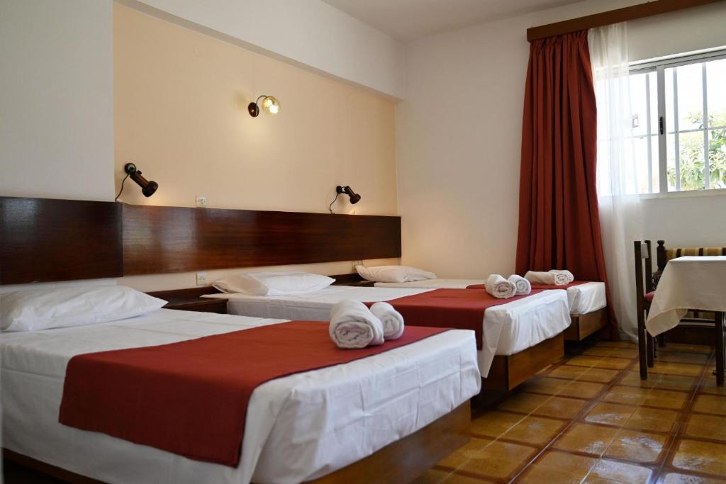 Postel nebo postele na pokoji v ubytování Helena Apartments in Paradisi