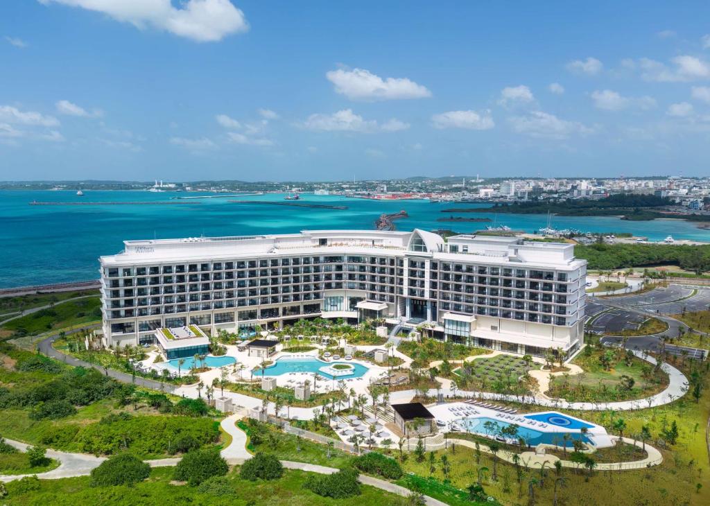 una vista aérea de un hotel y del océano en Hilton Okinawa Miyako Island Resort, en Isla Miyako
