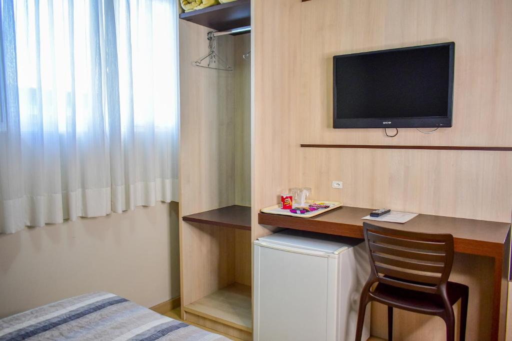 TV a/nebo společenská místnost v ubytování Barigui Park Hotel