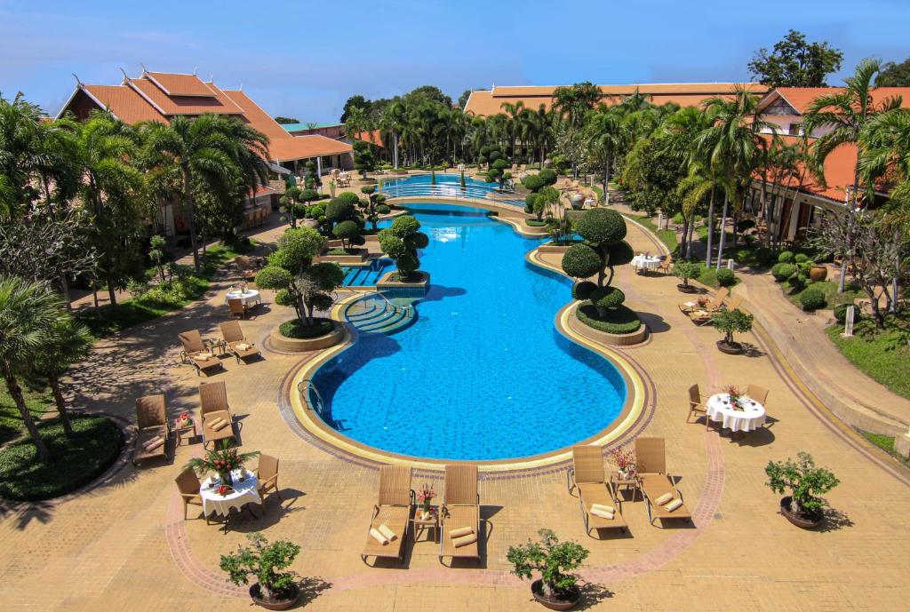 una vista sulla piscina di un resort di Thai Garden Resort a Pattaya North