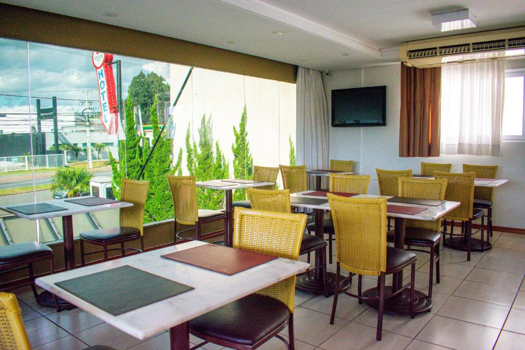 TV a/nebo společenská místnost v ubytování Barigui Park Hotel
