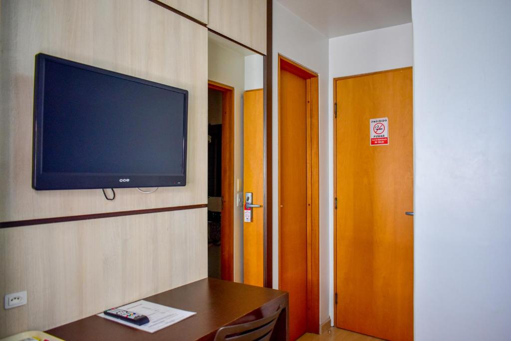 TV a/nebo společenská místnost v ubytování Barigui Park Hotel