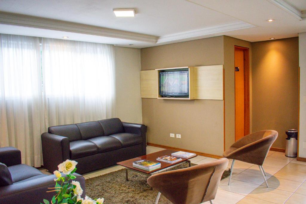 TV a/nebo společenská místnost v ubytování Barigui Park Hotel