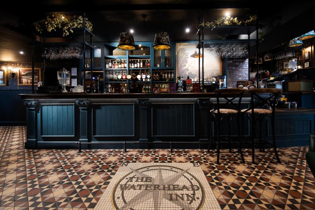 un bar avec un panneau au sol dans l'établissement The Waterhead Inn- The Inn Collection Group, à Ambleside