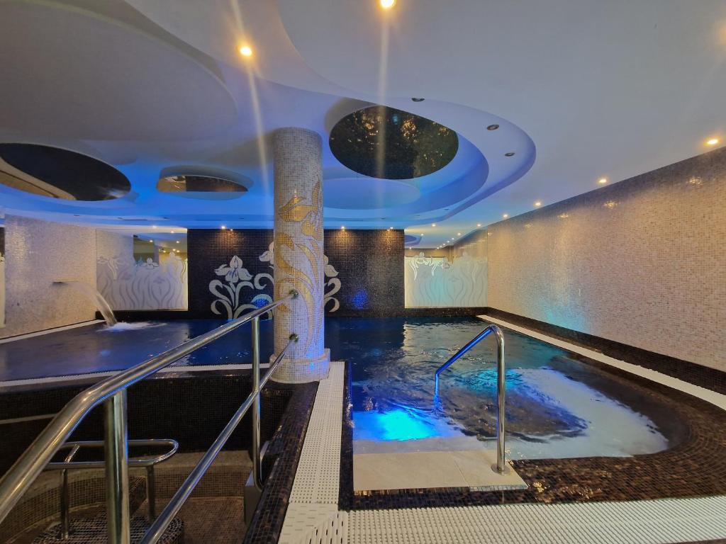 カルロヴィ・ヴァリにあるSpa Hotel Irisの噴水付きの客室内の水プール