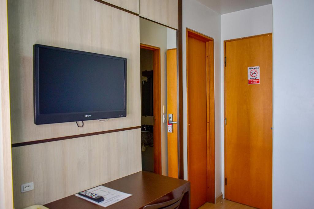 TV a/nebo společenská místnost v ubytování Barigui Park Hotel
