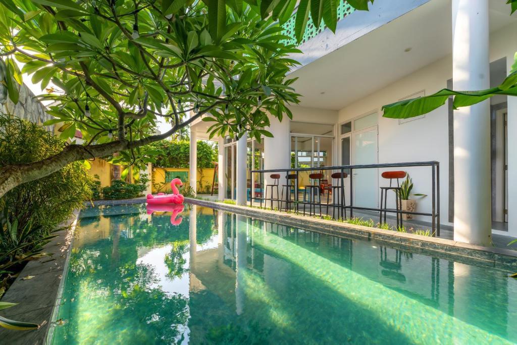 kryty basen z różową platformą w środku domu w obiekcie La Casa Tra Que w Hoi An