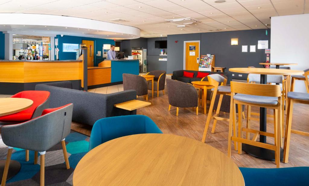 Posezení v ubytování Holiday Inn Express Gloucester - South by IHG
