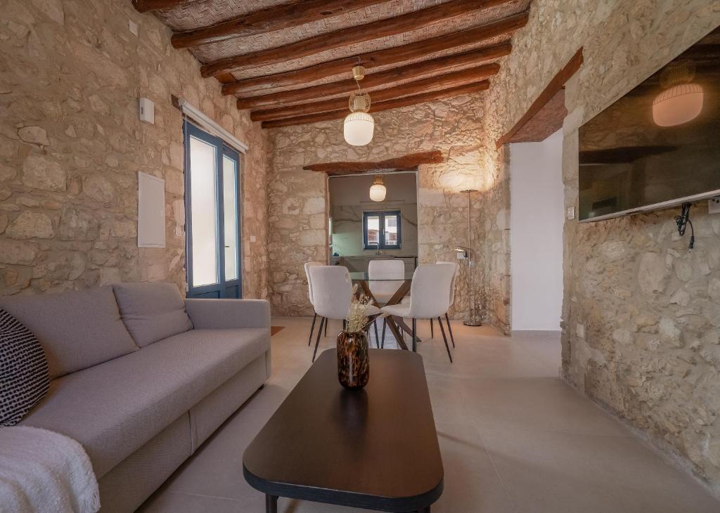 een woonkamer met een bank en een tafel bij Phaedrus Living: Peristerona Traditional House in Peristerona