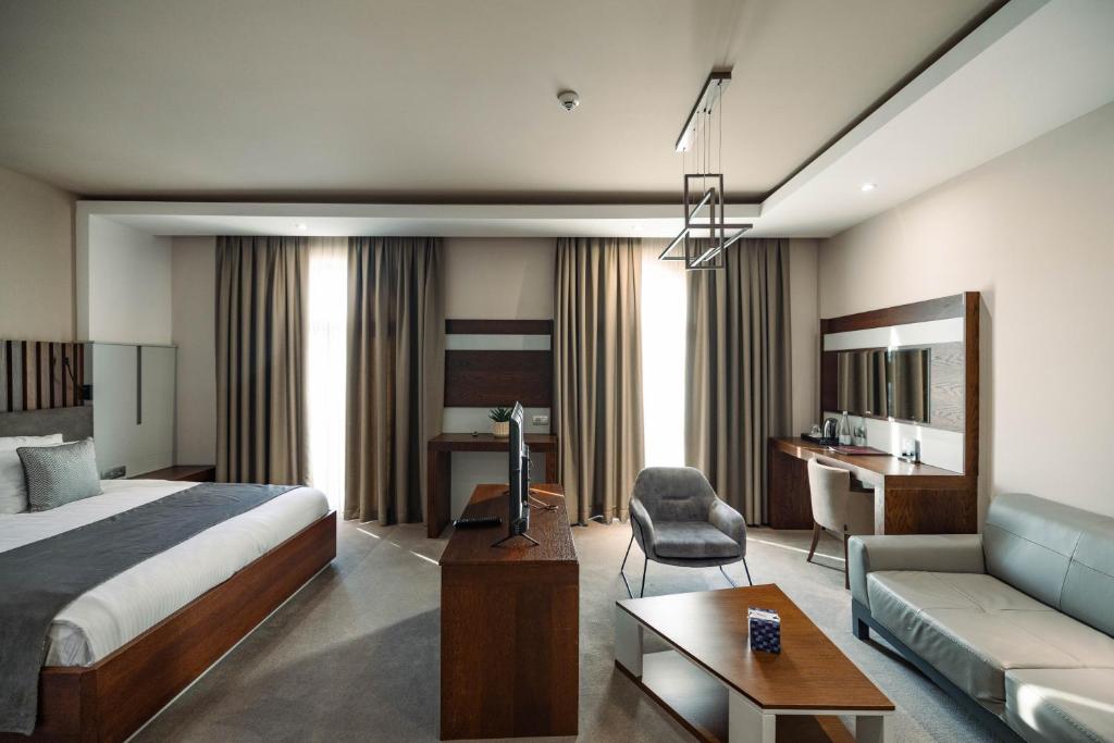 Postel nebo postele na pokoji v ubytování Hotel Prishtina